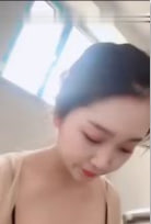 20岁超正点新婚嫩妻户外大胆晒奶，回家换上黑丝为丈夫足交侍奉